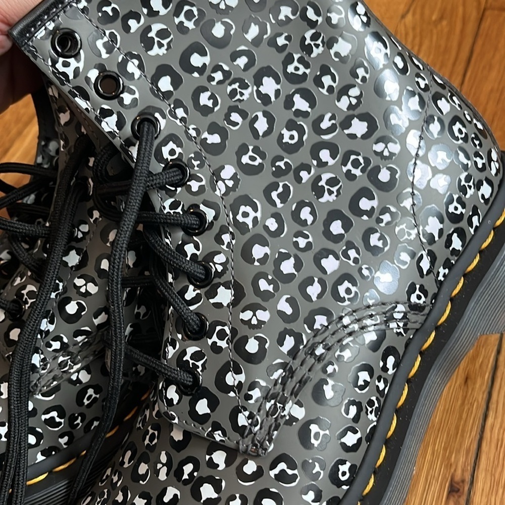 Dr. Marten 1460 leopard / cheetah print NWOT some print looks like skulls sz 8. - Picture 4 of 6